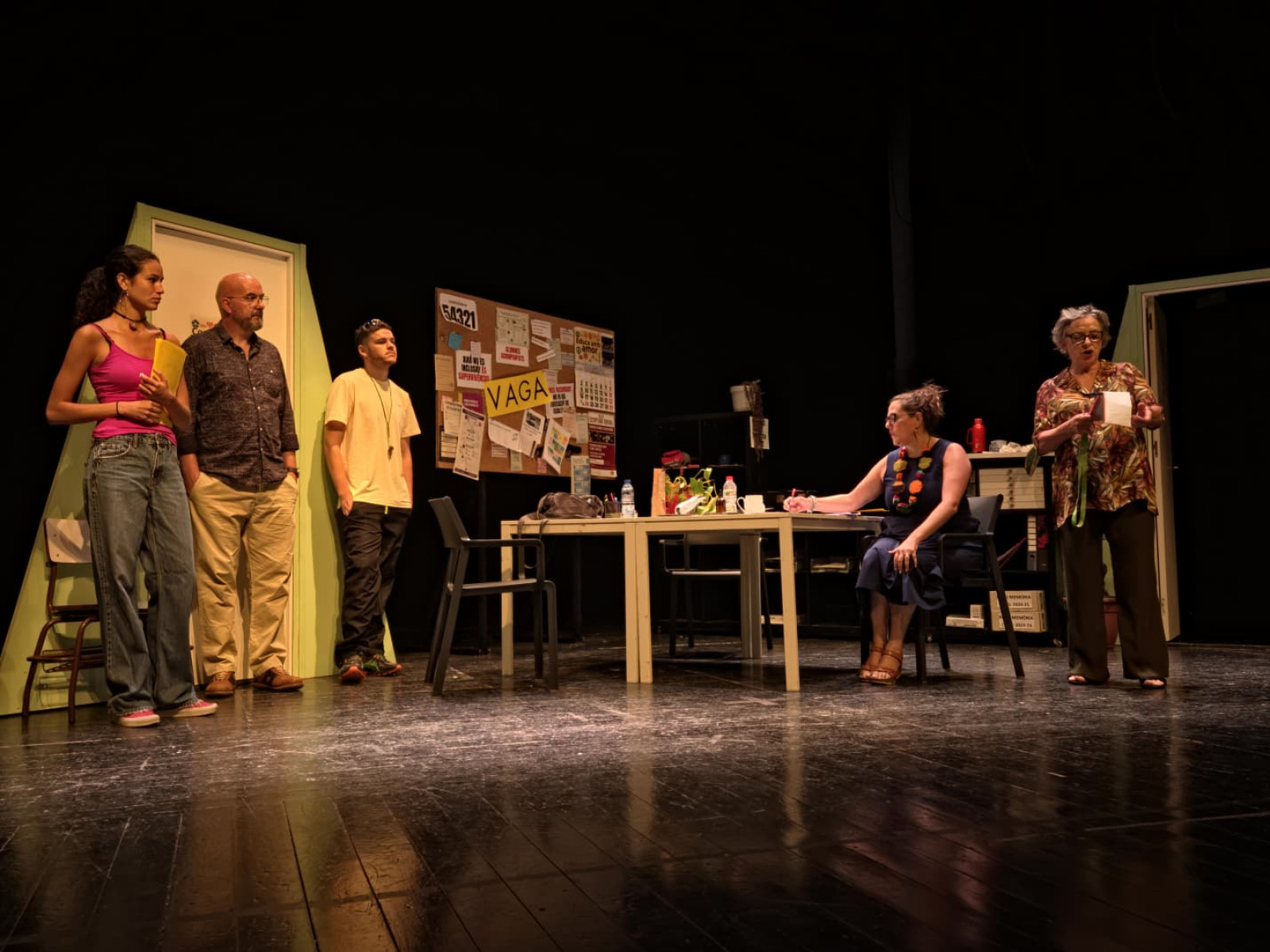 Els actors i actrius de l'obra en un dels assajos oficials